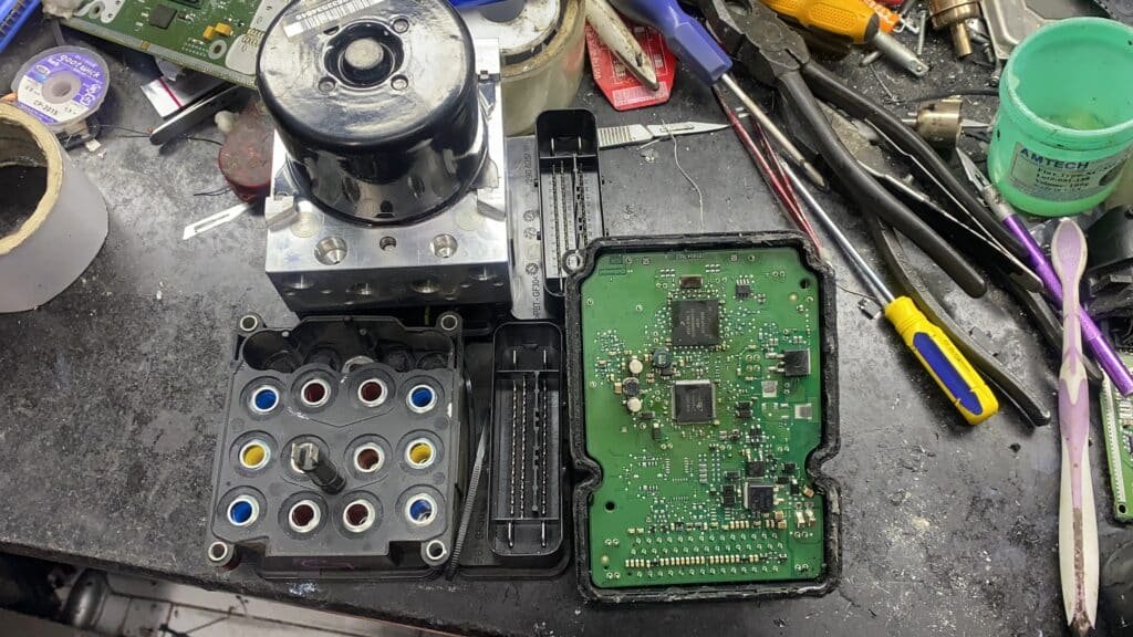 GARA CHUYÊN SỬA ABS XE VOLKSWAGEN-SỬA BƠM ABS 2 GARA CHUYÊN SỬA ABS XE VOLKSWAGEN-SỬA BƠM ABS