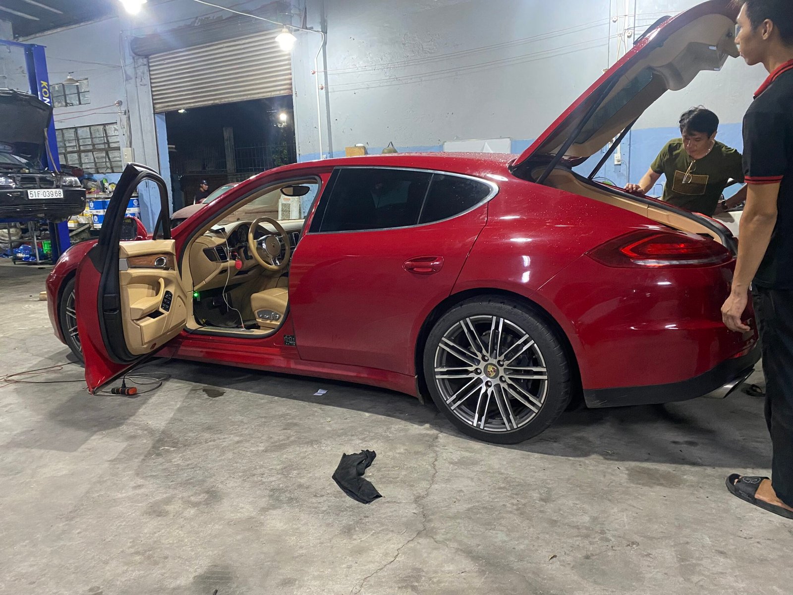 VNECU.COM Coding Porsche Tại VES VIETNAM ECU SERVICE với kỹ thuật chuyên sâu dòng xe porsche. chuyên coding - programming các tính  năng ẩn. sửa chữa thay thế phụ tùng chính hãng