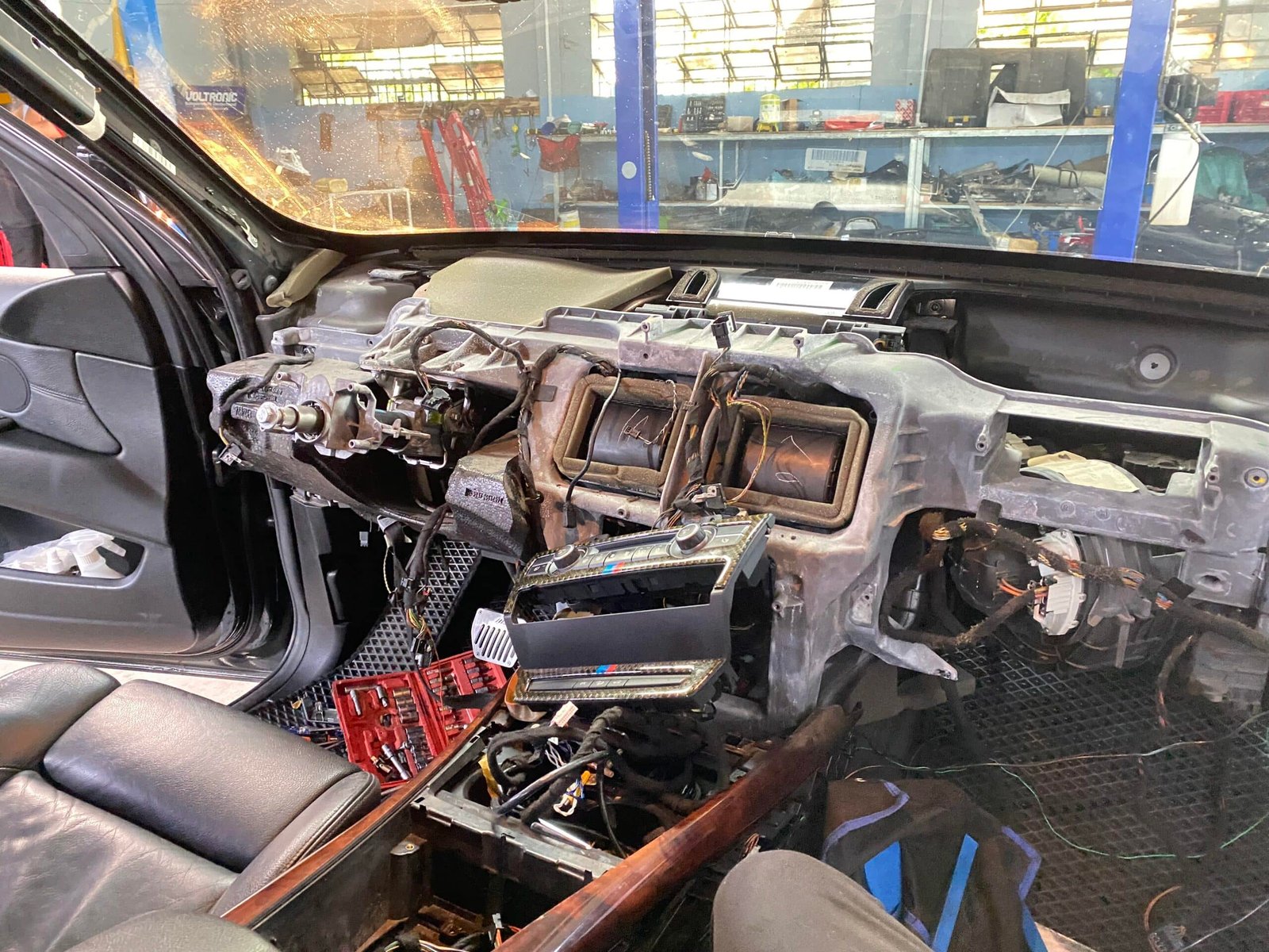 Sửa chữa hộp động cơ BMW Serise 3 Tại VES VIETNAM ECU SERVICE