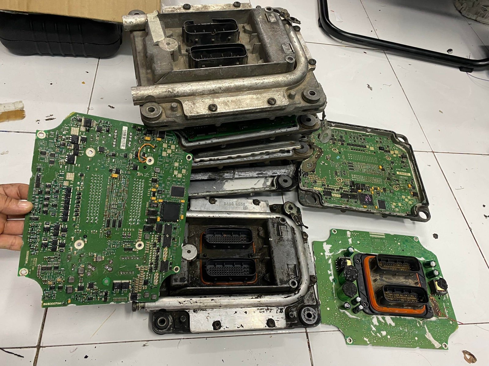 DỊCH VỤ CẮT KHÍ THẢI TOÀN QUỐC - VES VIETNAM ECU SERVICE 1 sửa hộp động cơ ECU ECM Volvo