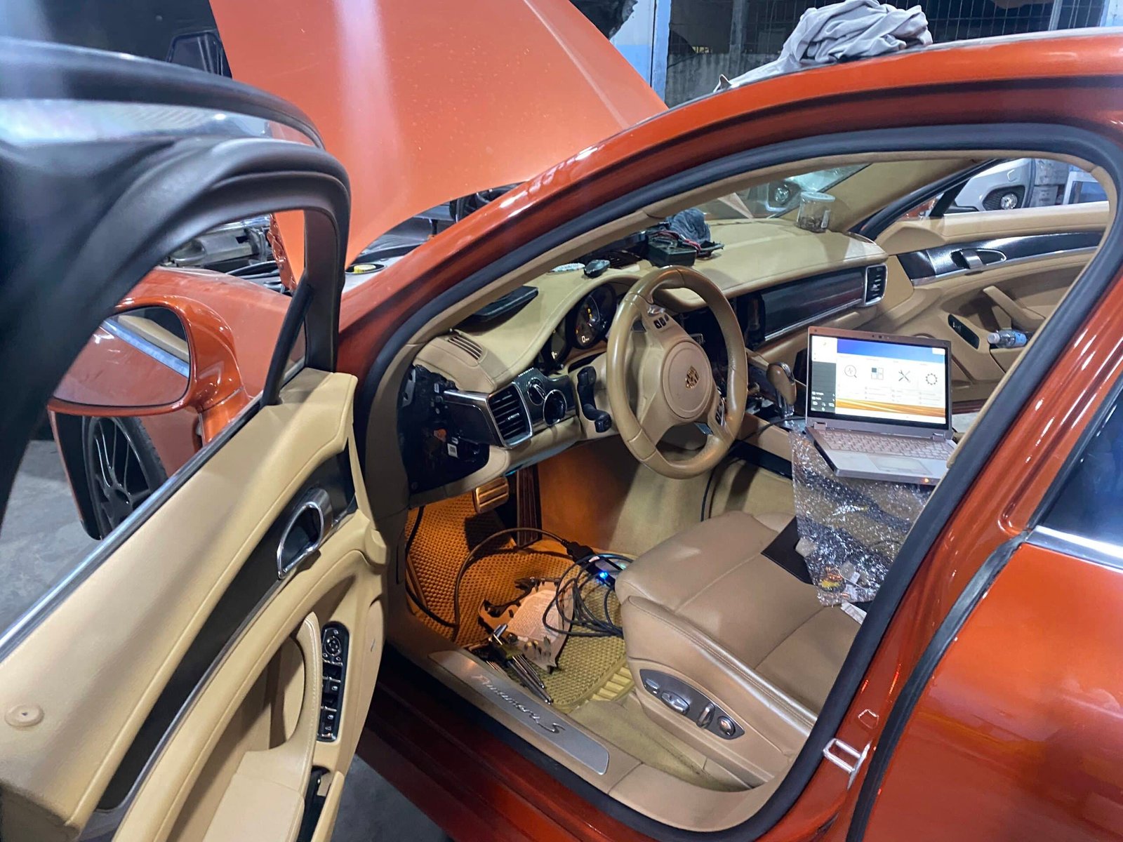 VNECU.COM Coding Porsche Tại VES VIETNAM ECU SERVICE với kỹ thuật chuyên sâu dòng xe porsche. chuyên coding - programming các tính  năng ẩn. sửa chữa thay thế phụ tùng chính hãng