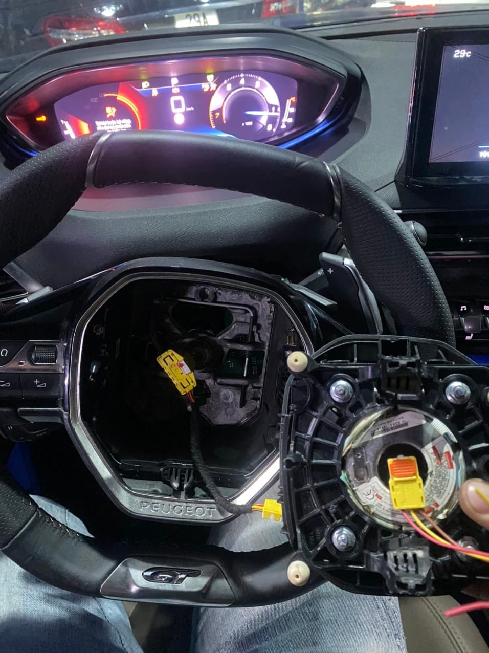 THAY THẾ CỤM TÚI KHÍ VÔ LĂNG TRÊN XE PEUGEOT