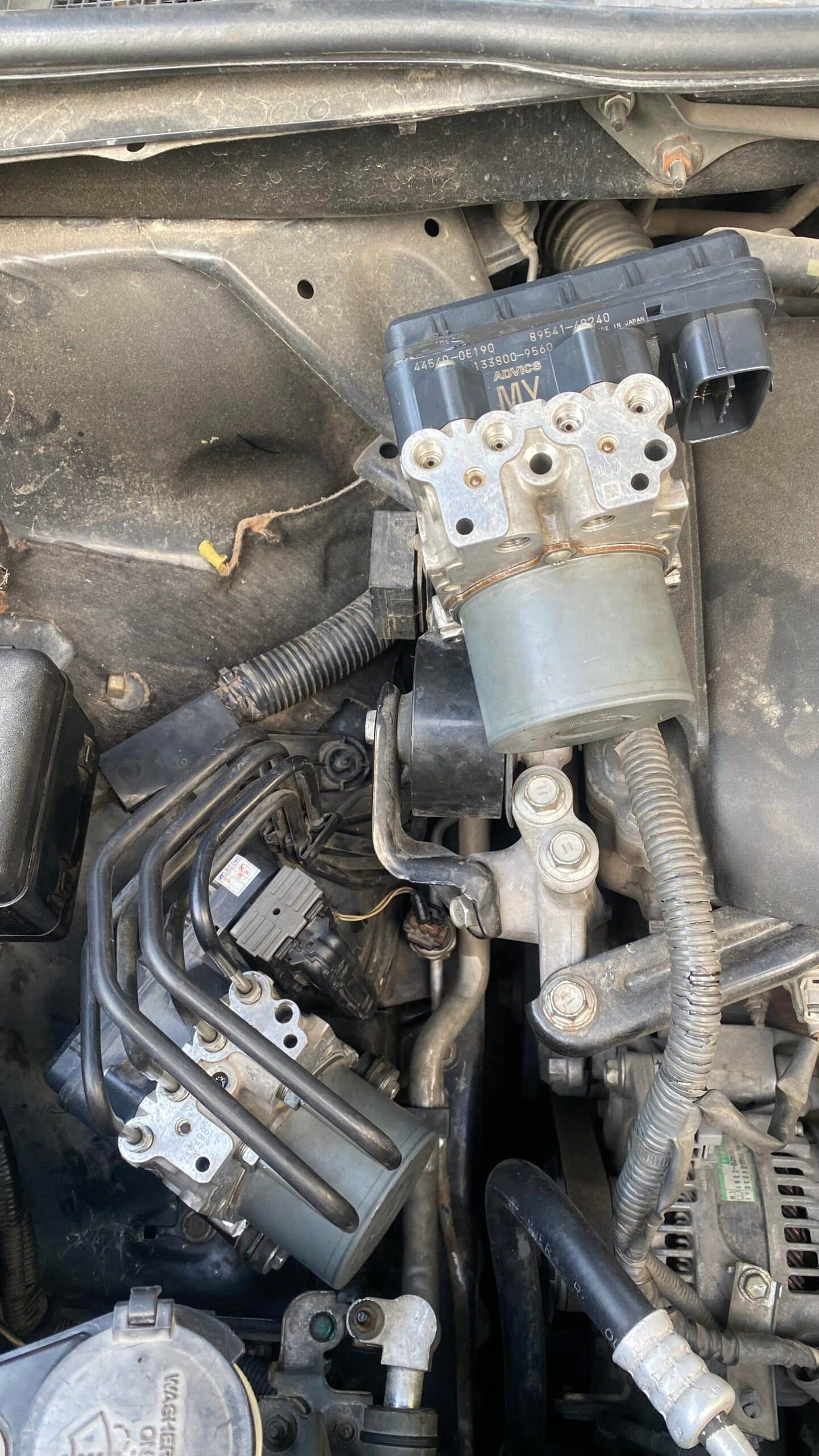 VỊ TRÍ NĂM BÊN PHỤ TRƯỚC ĐẦU XE GARAGE VES CHUYÊN SỬA CHỮA ABS TOYOTA HIGHLANDER TẠI HỒ CHÍ MINH