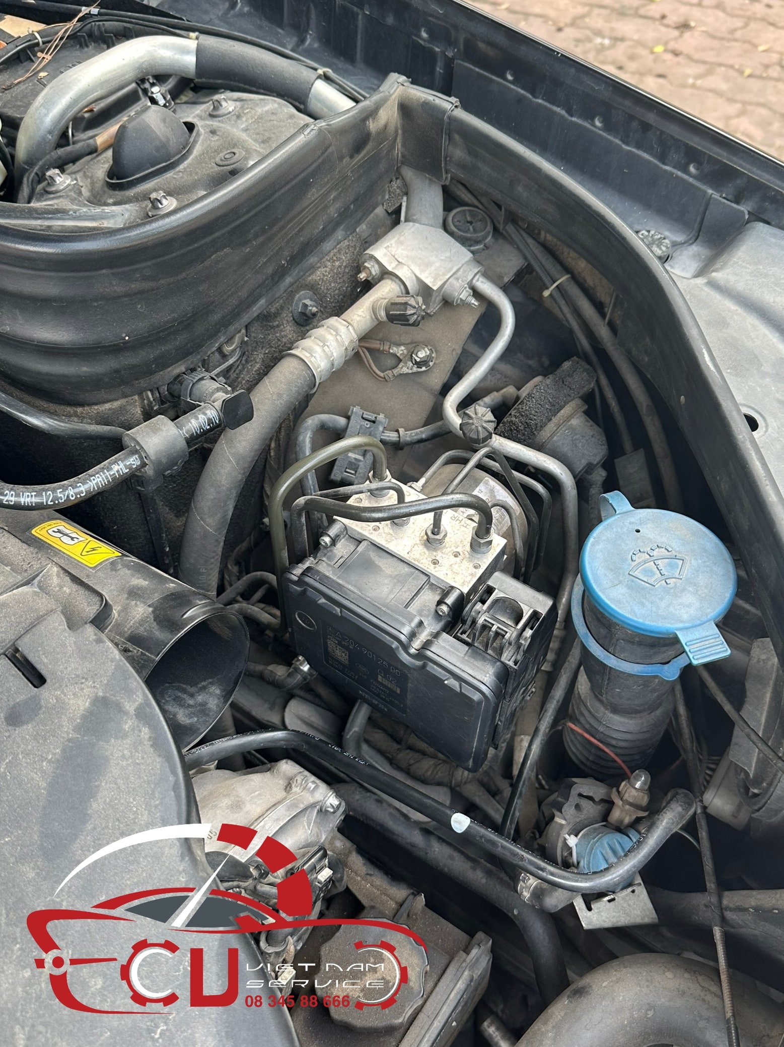 GARAGE CHUYÊN SỬA CHỮA HỆ THỐNG PHANH ABS CỦA MERCEDES-BENZ GLK 300 1 Garage VES - Chuyên Sửa Chữa Hệ Thống Phanh ABS Của Xe Mercedes-Benz GLK 300 4MATIC