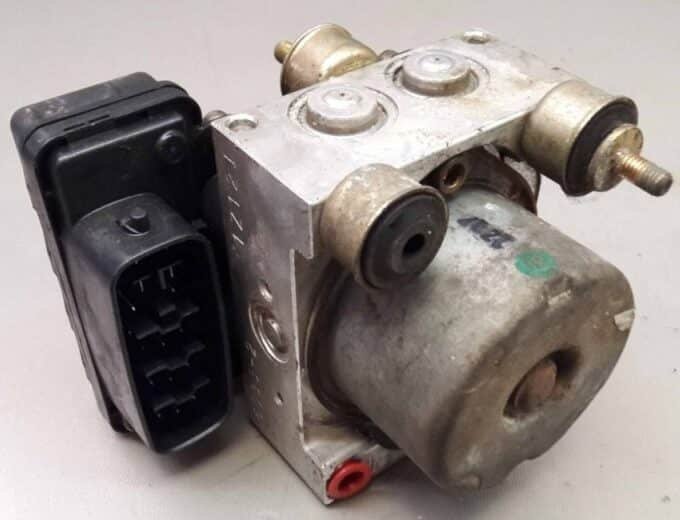 ABS TOYOTA COROLLA YARIS 2014-2020 2 centralina abs modulo pompa sumitomo bt8d 44510 52220 toyota yaris jpp originale usato e1733566648570