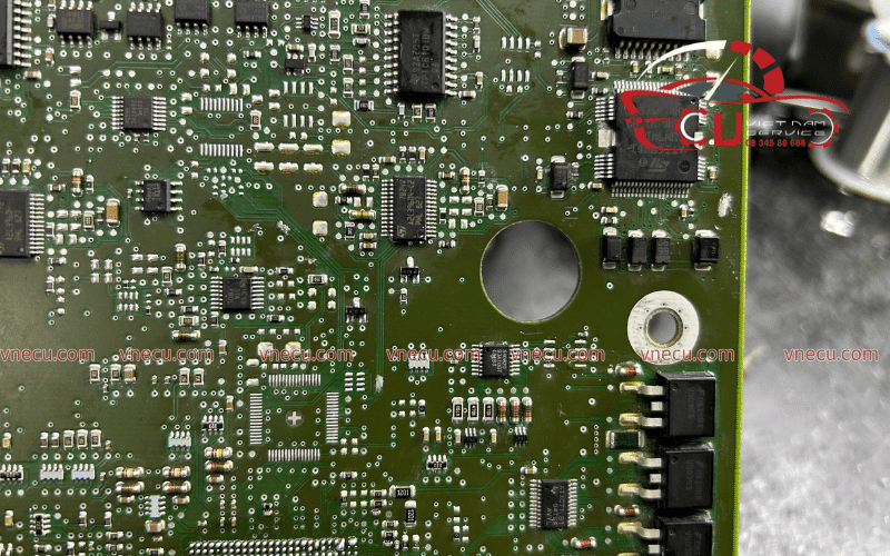 sua hop dieu khien dong co isuzu 2