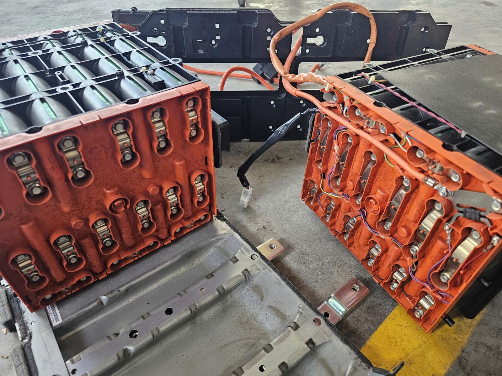 Tháo dỡ và kiểm tra chi tiết pin hybrid