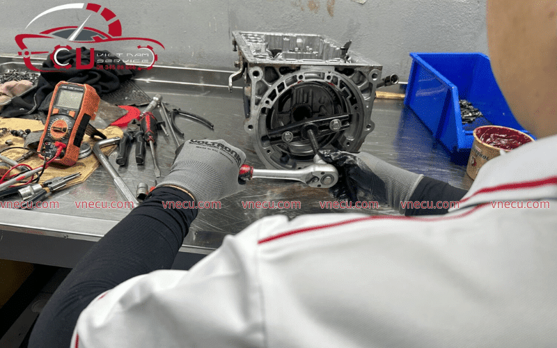 Kiểm tra và thay thế các bộ phận quan trọng của xe Land Rover