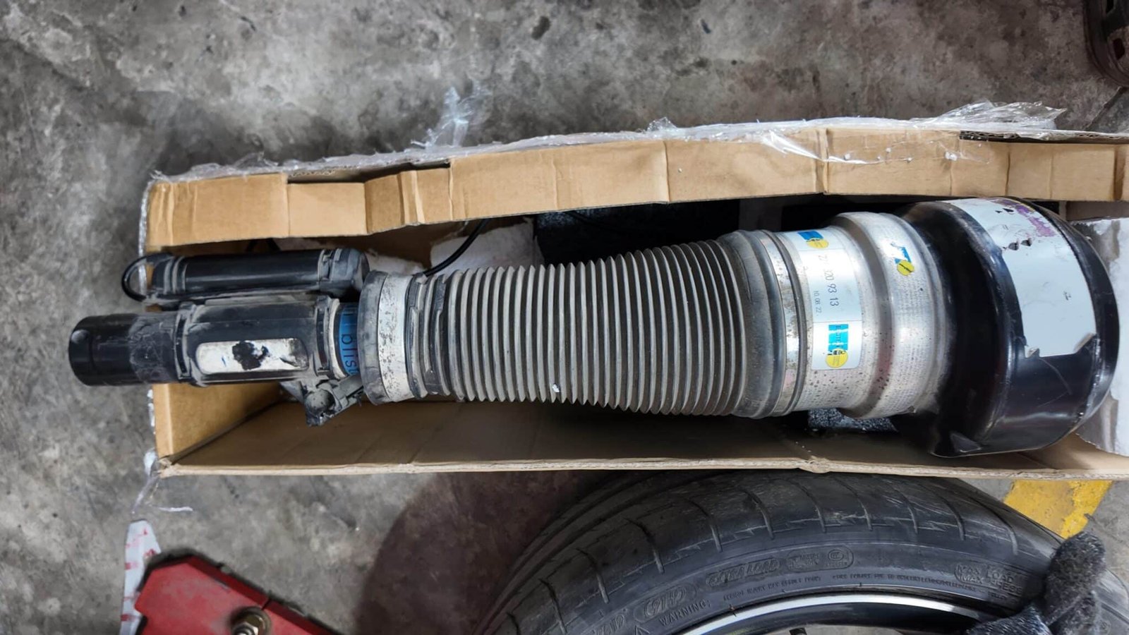 THAY THẾ GIẢM XÓC KHÍ NÉN MERCEDES-BENZ