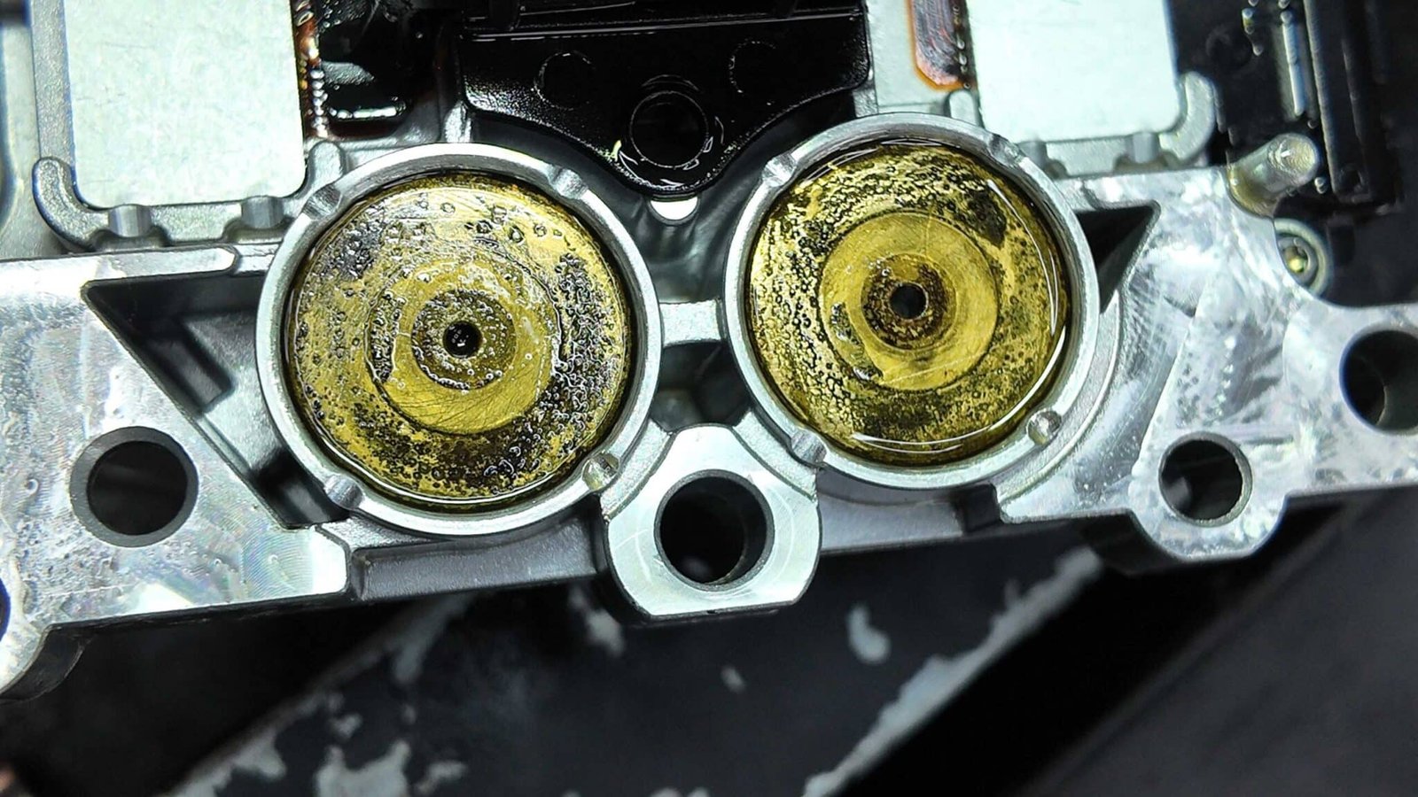 tình trạng của các mạch ngắt dầu rất bẩn 