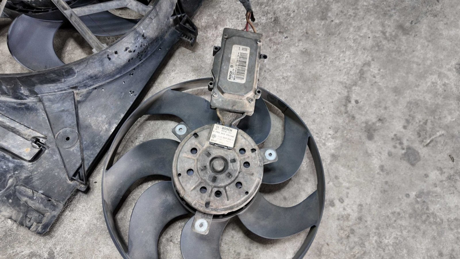 THAY THẾ QUẠT TẢN NHIỆT ĐỘNG CƠ Ô TÔ TẠI VES WOKRSHOP 7 tiến hành tra mã phụng tùng và tiến hàng thay thế