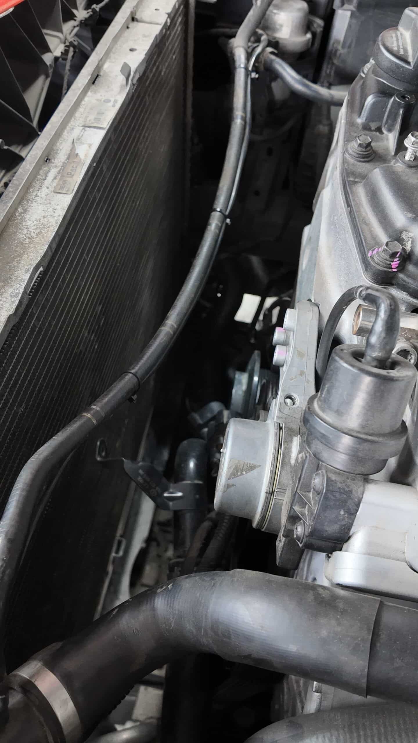 THAY THẾ QUẠT TẢN NHIỆT ĐỘNG CƠ Ô TÔ TẠI VES WOKRSHOP 2 kiểm tra và tháo rời quạt tản nhiệt