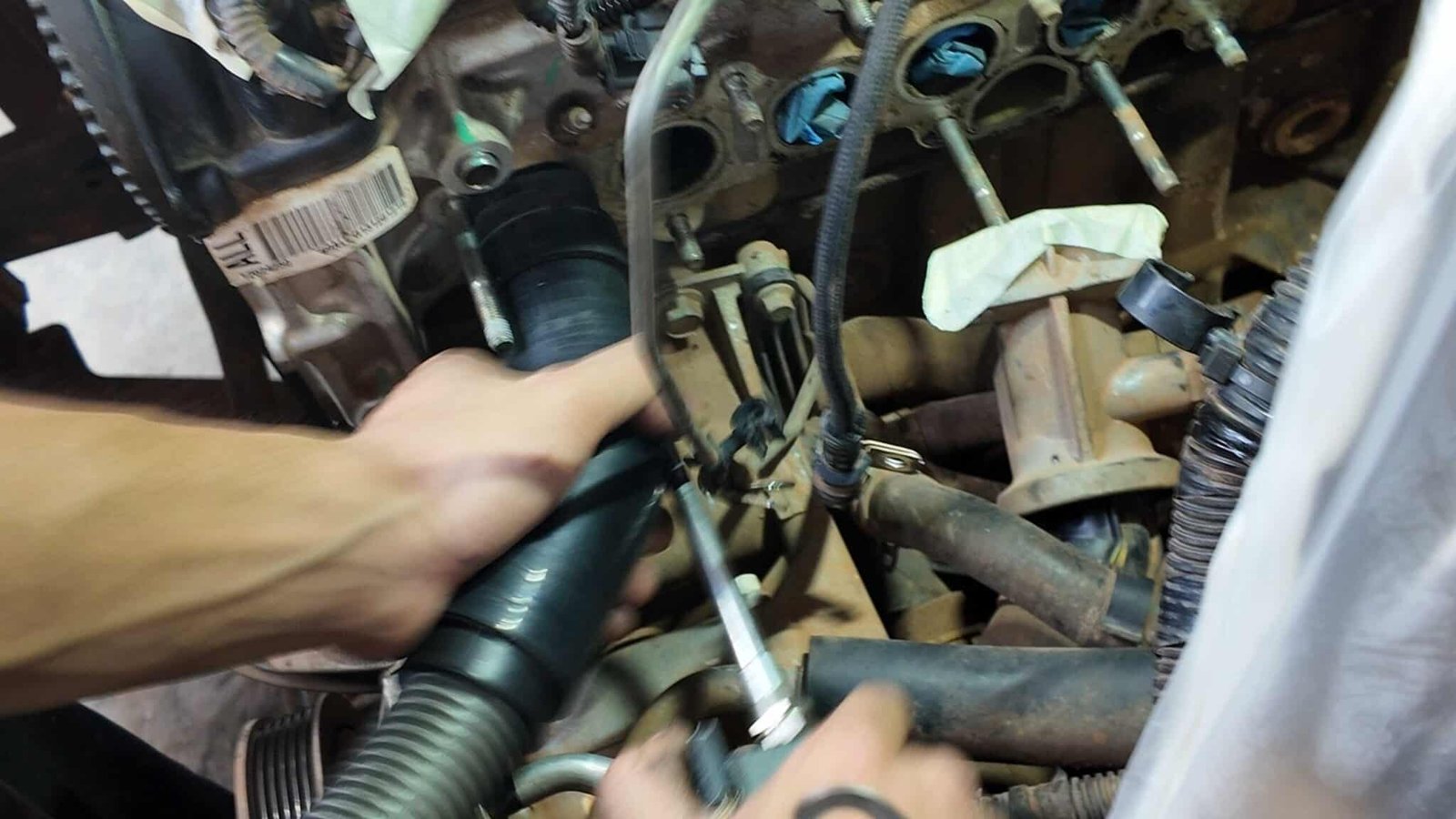 VỆ SINH HỌNG NẠP CHEVROLET COLORADO TẠI VES WORKSHOP 5 Dịch Vụ Vệ Sinh Họng Nạp Chevrolet Colorado Tận Tâm – Bí Quyết Nâng Cao Hiệu Suất Xe Từ Ves Workshop