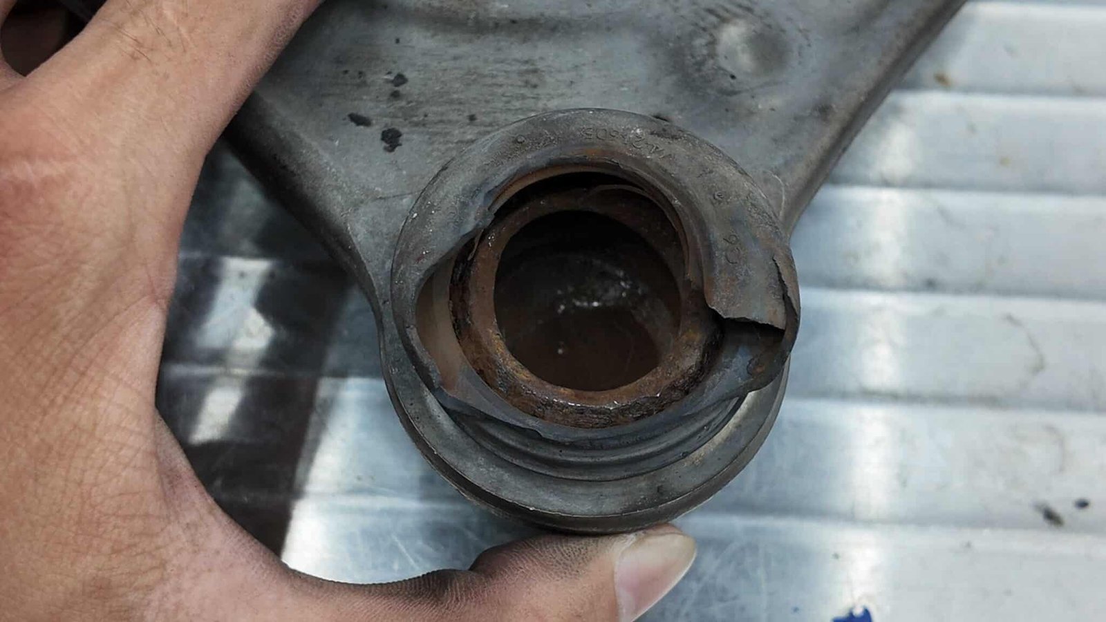 kiểm tra hư hỏng càng A