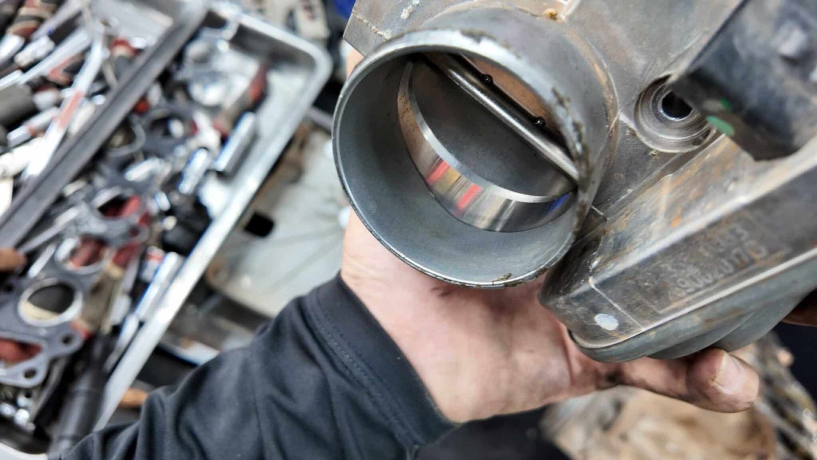 VỆ SINH HỌNG NẠP CHEVROLET COLORADO TẠI VES WORKSHOP 7 Dịch Vụ Vệ Sinh Họng Nạp Chevrolet Colorado Tận Tâm – Bí Quyết Nâng Cao Hiệu Suất Xe Từ Ves Workshop