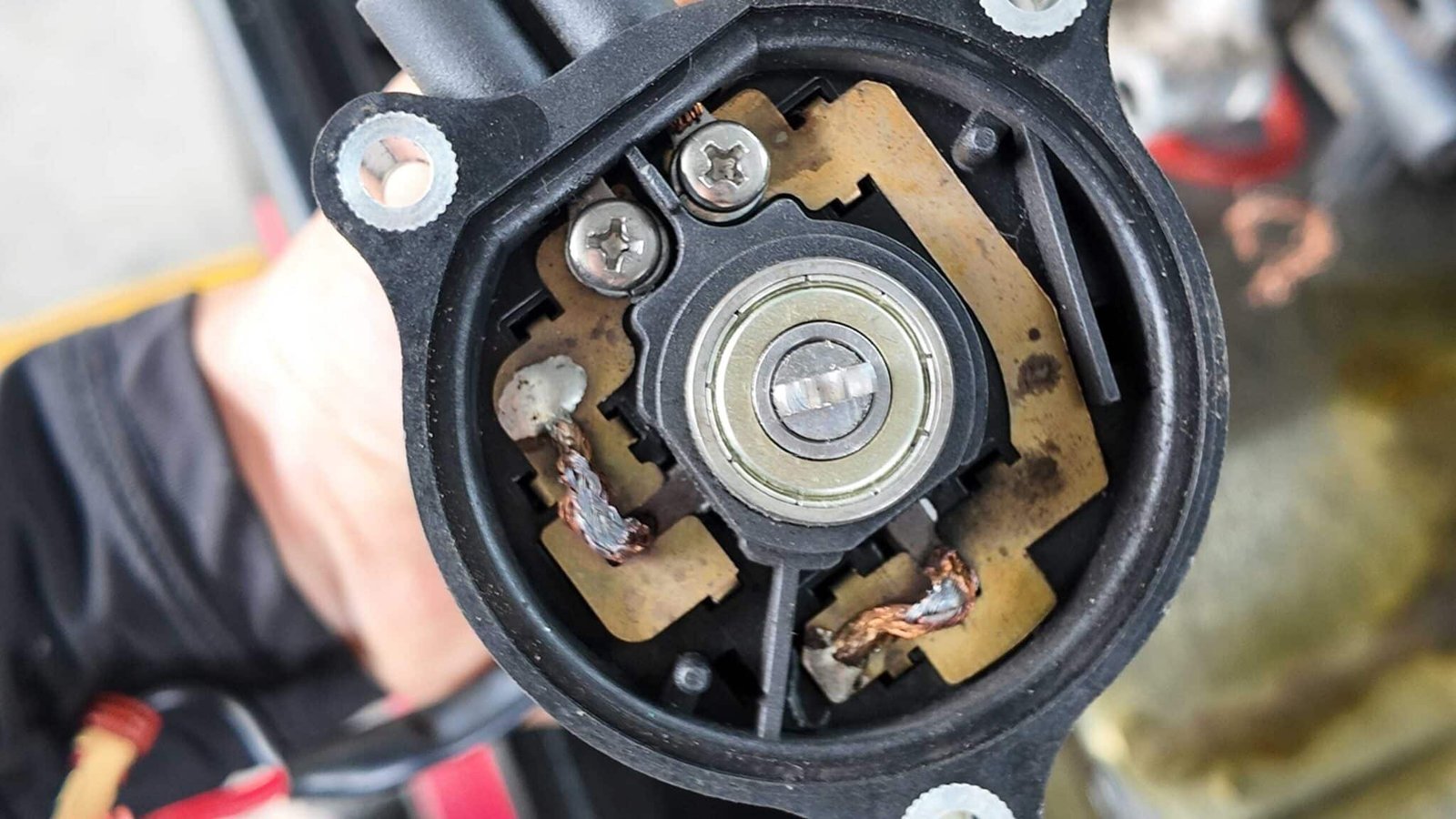 SỬA CHỮA CỤM BƠM ABS LEXUS LX570 TẠI VES WORKSHOP 8 Sửa Chữa Cụm Bơm ABS Lexus LX570 tại VES Workshop: Giải Pháp Tối Ưu Cho Hệ Thống Phanh An Toàn