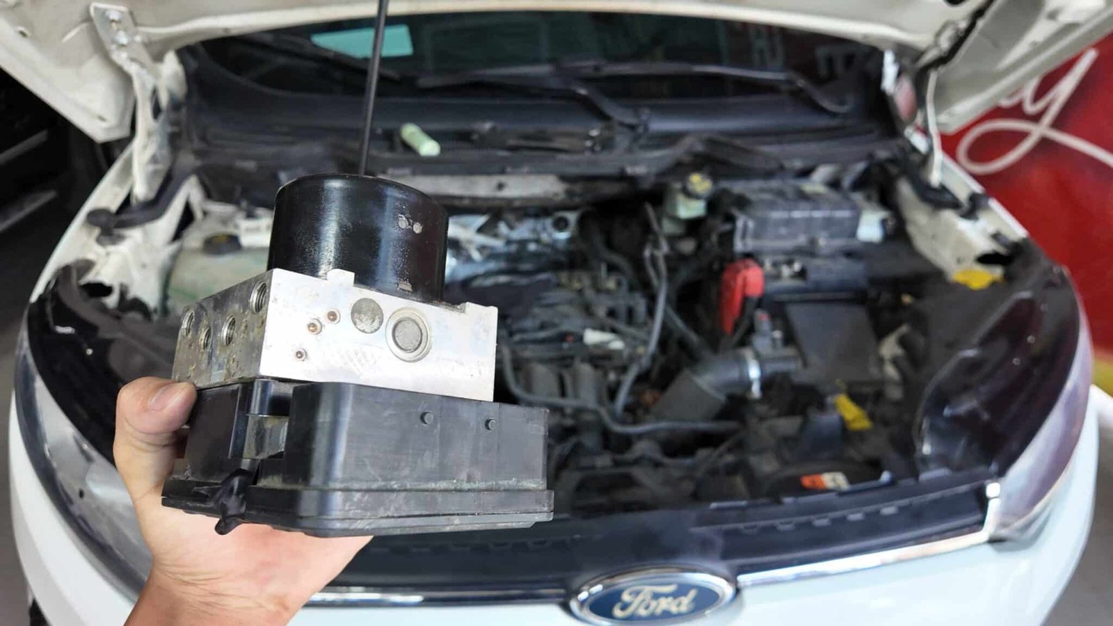 Thay Thế Cụm Bơm ABS Ford EcoSport – Giải Pháp An Toàn & Hiệu Quả Tại Ves Workshop 