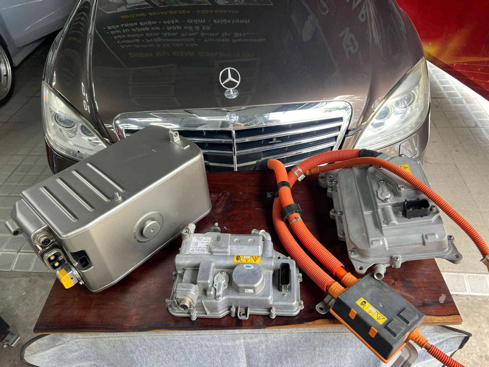 SỬA CHỮA HỘP ĐIỀU KHIỂN NGUỒN BÌNH ẮC QUY MERCEDES-BENZ S400 1 SỬA CHỮA HỘP ĐIỀU KHIỂN NGUỒN BÌNH ẮC QUY MERCEDES S400 W221 - GIẢI PHÁP CHUYÊN NGHIỆP TẠI VES WORKSHOP
