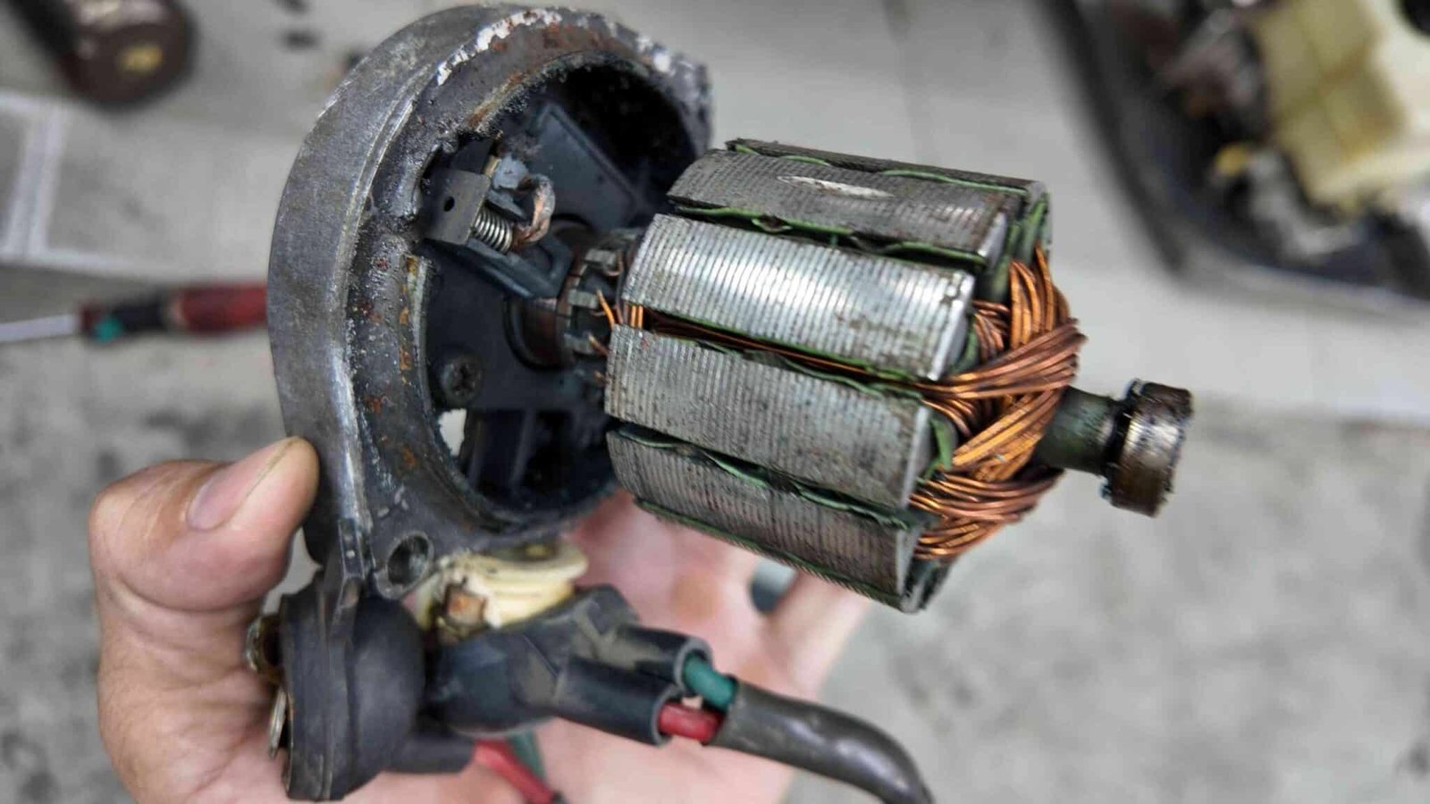 Sửa chữa, thay thế linh kiện bên trong