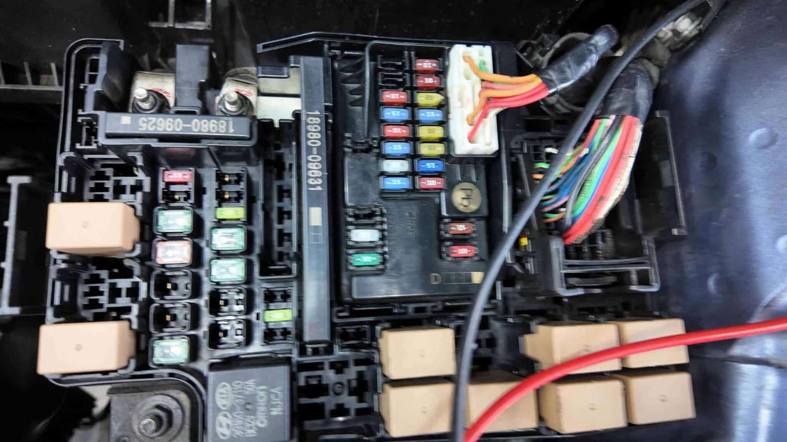 Hư Hỏng Hộp Cầu Chì và Rơ-le