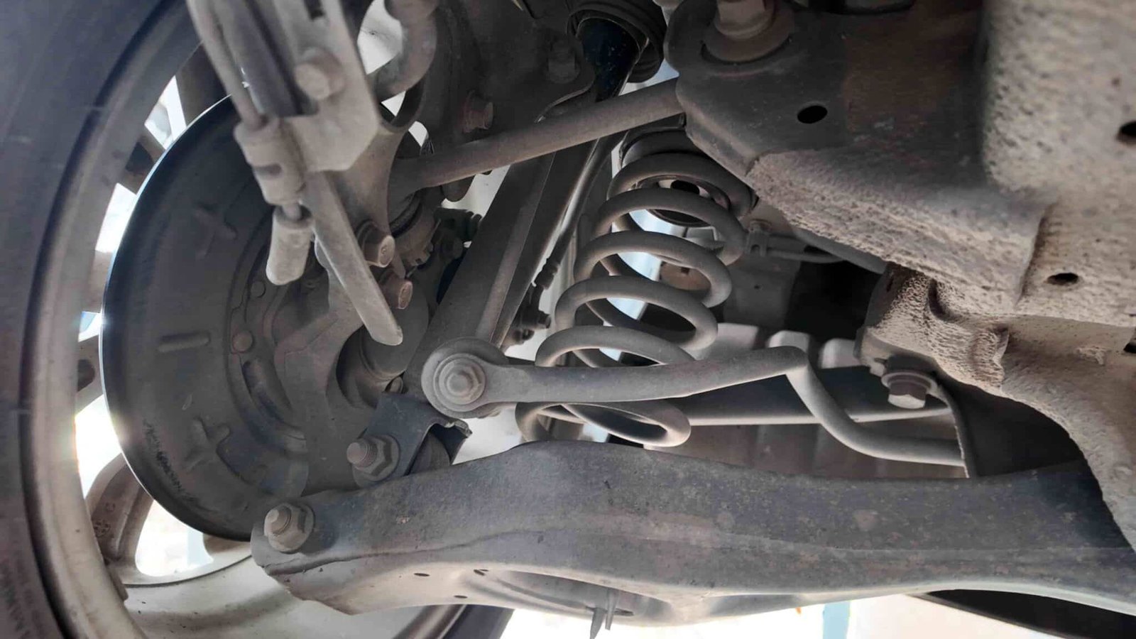 Kiểm tra và thay thế giảm xóc, lò xo - Khắc phục “cơ bắp” mỏi mệt