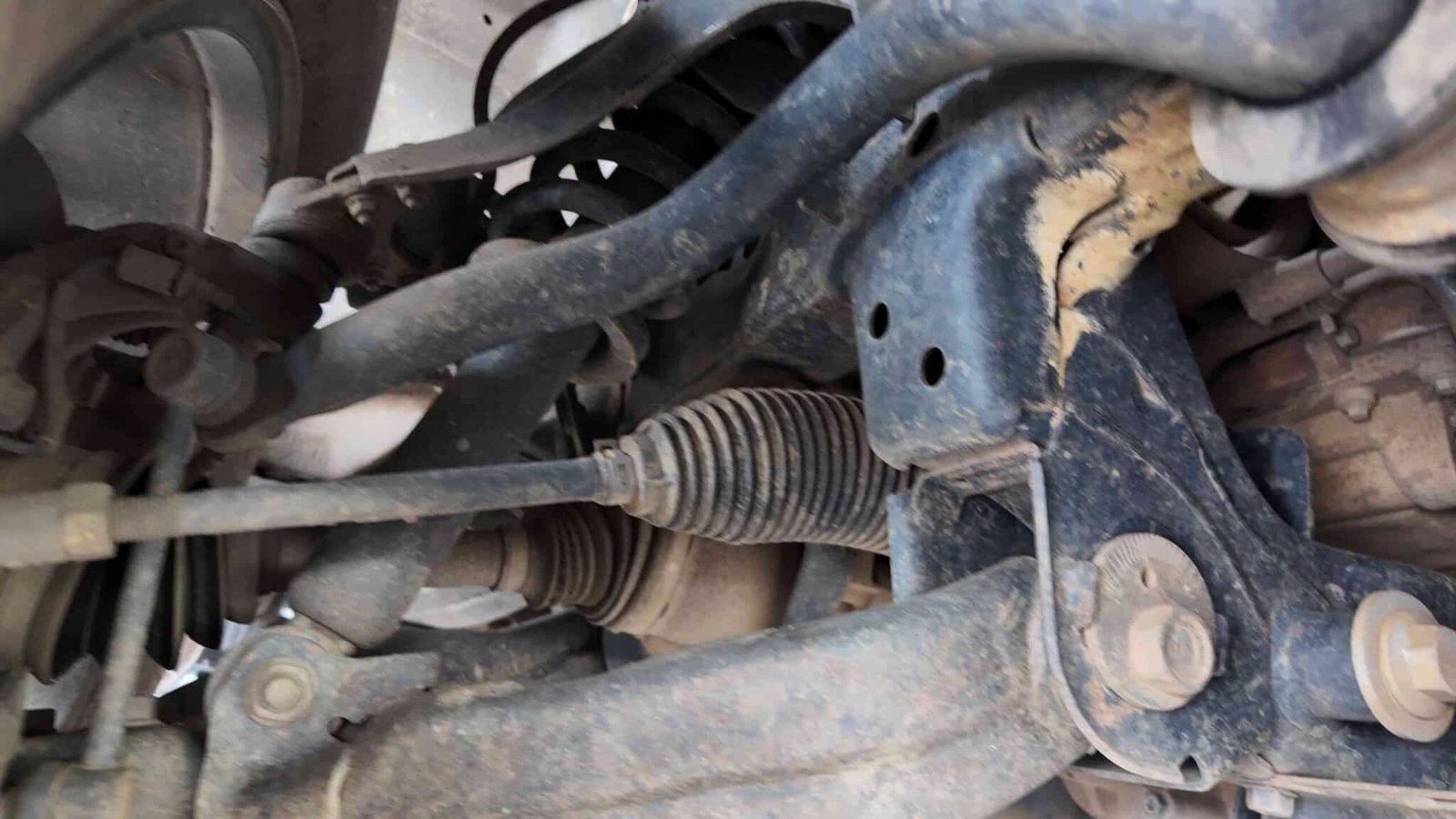 SỬA CHỮA TIẾNG KÊU GẦM CHEVROLET COLORADO 2019 TẠI VES WORKSHOP 7 Thay rotuyn trục lái và rotuyn cân bằng