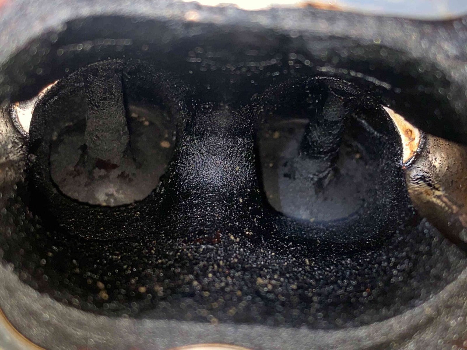 Tháo lọc gió và ống dẫn hướng đến họng nạp