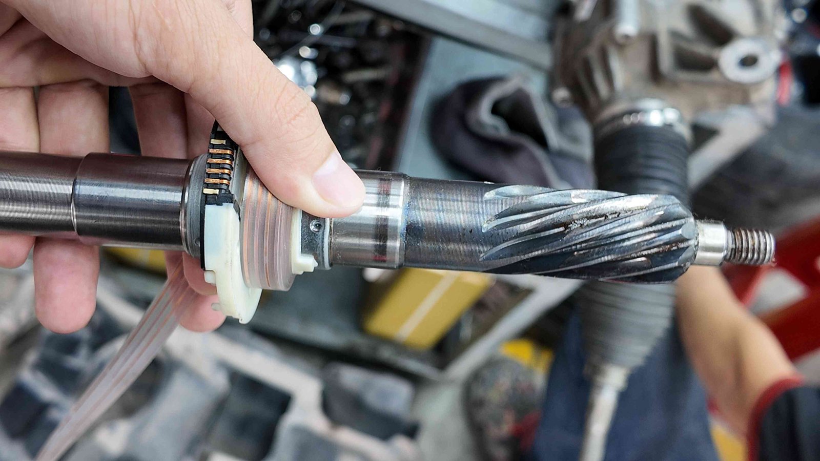 Nguyên nhân gây lỗi thước lái bên nặng bên nhẹ