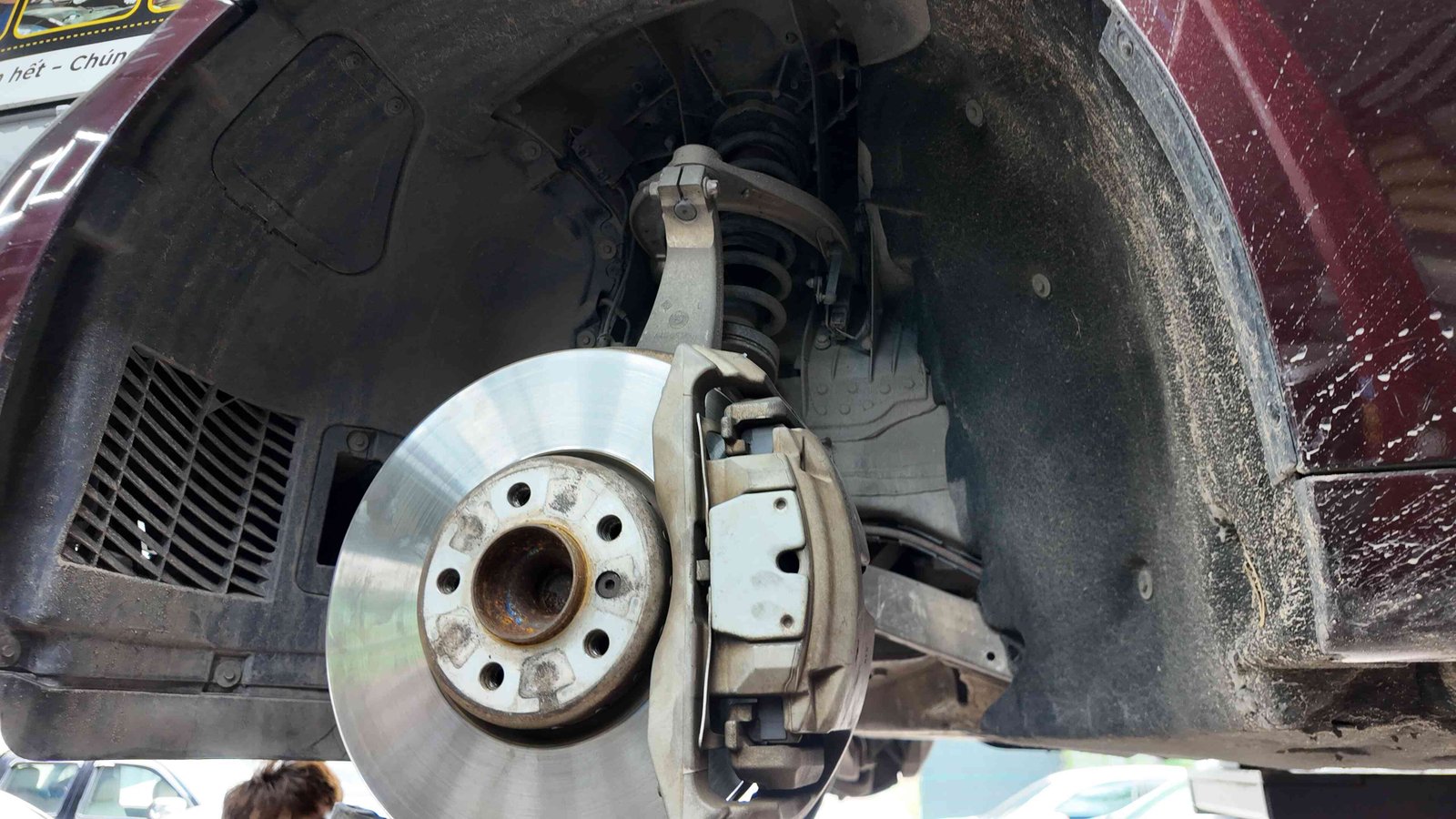 Quy trình bảo dưỡng chuẩn hệ thống gầm BMW 528i tại Ves Workshop