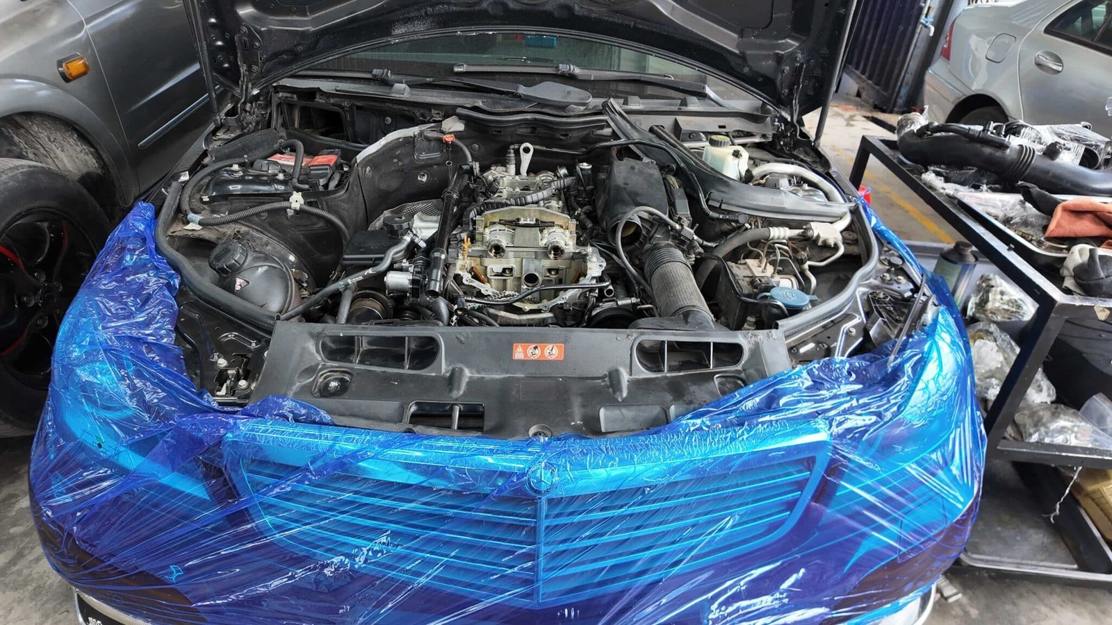 Vì sao động cơ Mercedes-Benz C200 phát ra tiếng kêu?