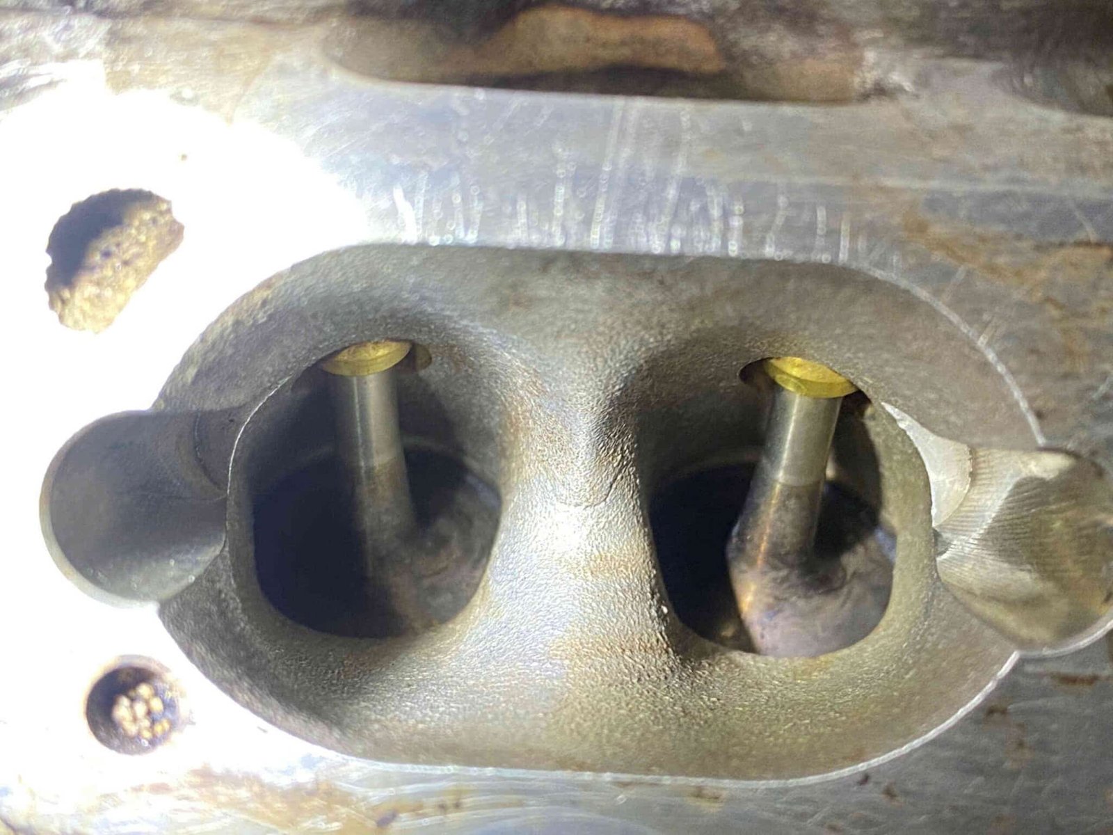 Vệ sinh họng nạp bằng dung dịch chuyên dụng