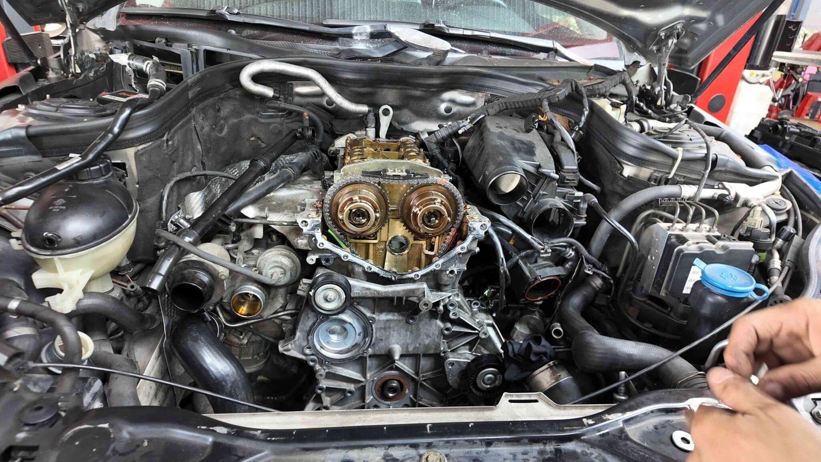 Cách khắc phục lỗi động cơ Mercedes-Benz C250 phát ra tiếng kêu lớn tại VES Workshop Cách khắc phục lỗi động cơ Mercedes-Benz C250 phát ra tiếng kêu lớn tại VES Workshop